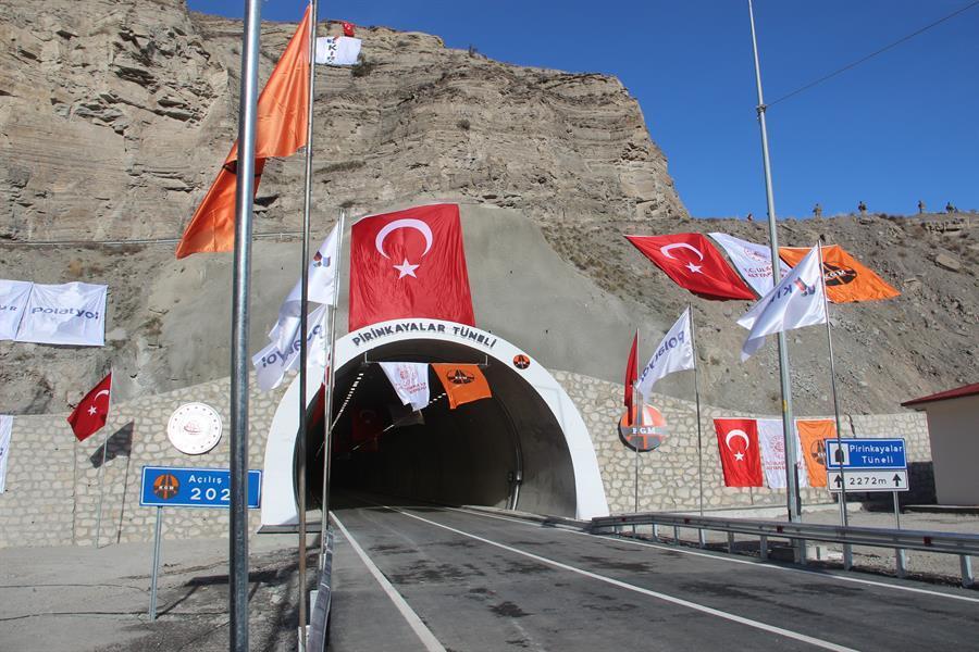 Erdogan inaugura el túnel de carretera que conecta Turquía con el Cáucaso