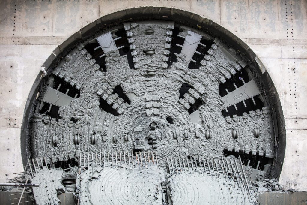 Dorothy, la máquina perforadora de túneles de última generación de HS2, completa el primer túnel del proyecto después de 8 meses bajo tierra | UK